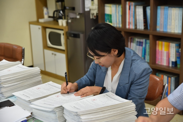 지난 9월 23일 고양시의장주민소환모임 청구인 대표자인 최수희씨가 일산서구선관위에서 서명부 수십권을 확인하며 청구인 대표자 사인을 하고 있다.