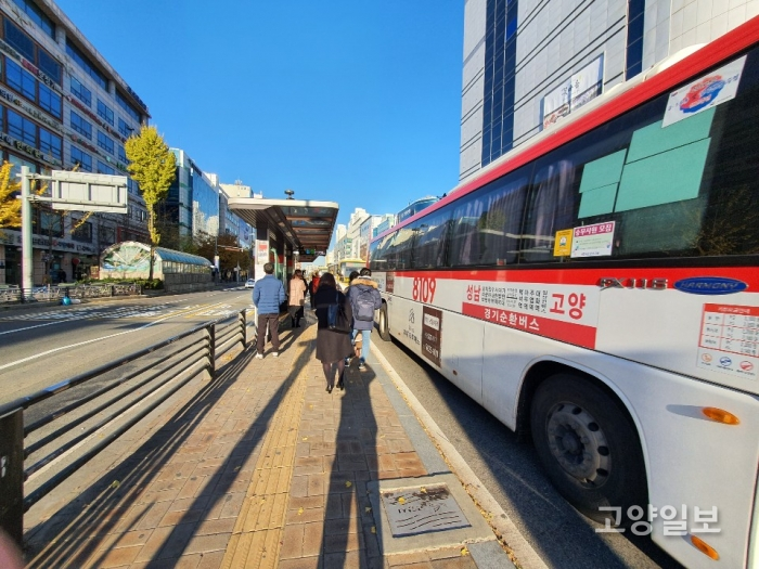 20일 주엽동 버스정류장에서 시민들이 서울로 향하는 광역버스를 타기 위해 서두르고 있다.