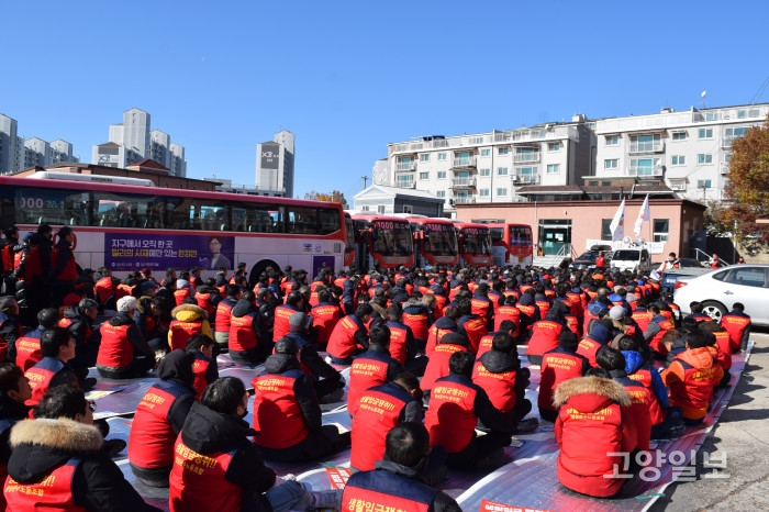 서울을 오가는 대부분의 버스를 운영하는 명성운수 기사들이 파업에 따른 주민불편이 가중되고 있다. 노사간 의견 격차가 커 이번 파업이 언제까지 이어질지 모른다는 점에서 많은 우려를 낳고 있다.