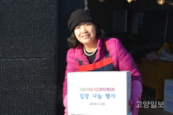 오영숙 회장이 김장김치 박스를 옮기고 있다.