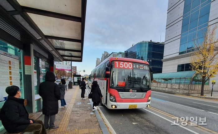 노조의 파업이 풀리면서 25일 아침 명성운수 소속 1500번 버스가 운행을 재개했다. 하지만 향후 3주간 집중교섭에서 임금타결이 이뤄지지 않으면  다음 달 16일 재파업에 돌입할 가능성을 남겼다.