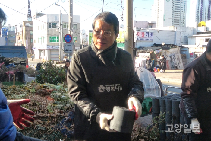 김진의 조합장이 연탄을 전달하고 있다.