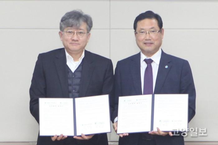 추현승 단장과 김홍종 사장이 협약을 체결하고 있다.