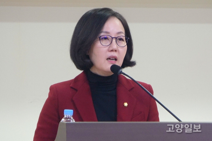 김현아 의원이 '문재인 정부 부동산 정책 진단 토론회'에서 개회사를 하고 있다.