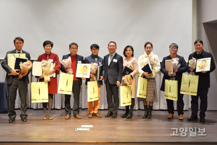 수료증을 받은 9기 회원들이 이상헌 회장과 기념사진을 찍고 있다.