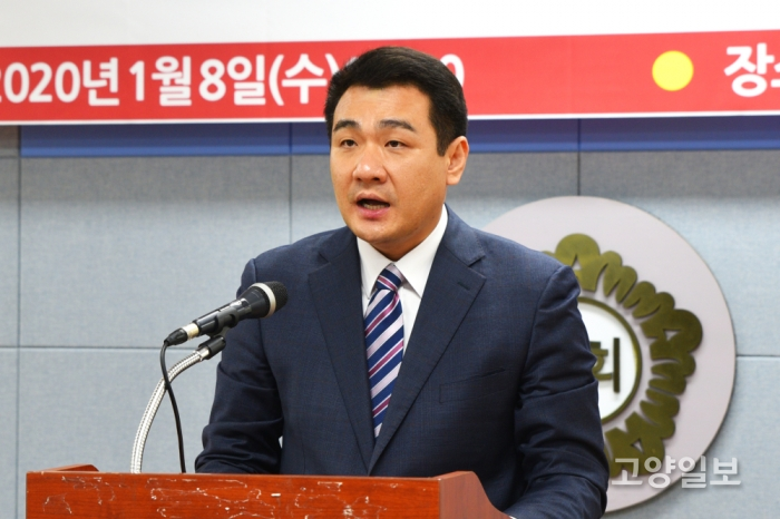 함경우 자유한국당 고양을 예비후보가 기자회견에서 출마를 선언하고 있다.