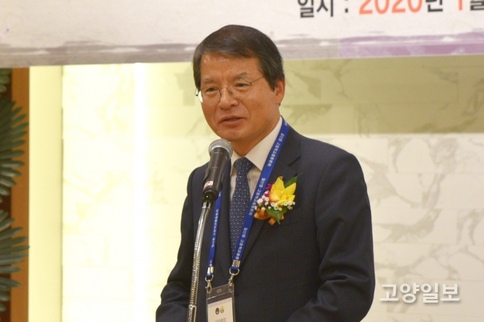 김진의 전임 회장이 이임사를 하고 있다.