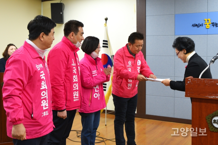 전 바른미래당 김필례 고양병 지역위원장이 미래통합당 김영환 고양병 예비후보에게 입당원서를 전달하고 있다.