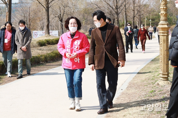 김현아 예비후보와 길종성 전 예비후보가 산책로를 걷고 있다.