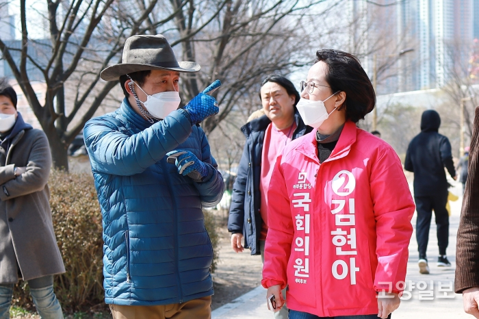 김현아 예비후보가 시민들의 이야기를 듣고 있다.