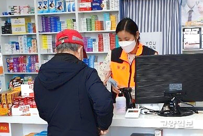 일산소방서 의용소방대원이 마스크 판매를 돕고 있다.