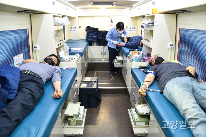 현대자동차고양서비스센터 임직원들이 헌혈을 하고 있다.