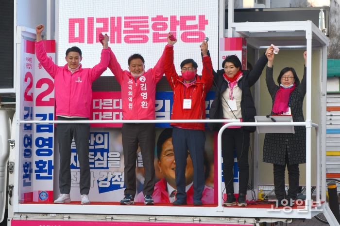 김영환 후보가 지역구 시의원들과 선거 필승을 다짐했다.