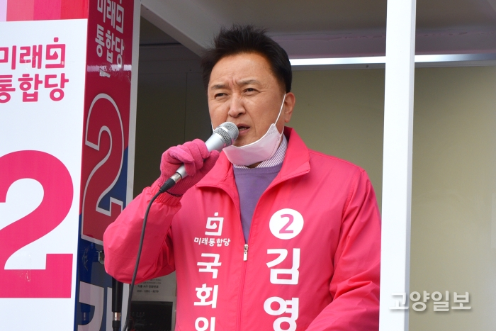 김영환 후보가 시민들에게 인사를 하고 있다.