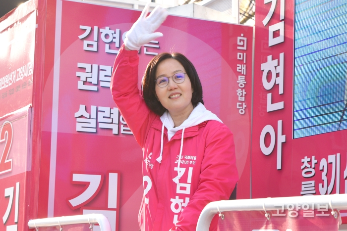 김현아 후보가 유세차량에서 시민들에게 인사를 하고 있다.