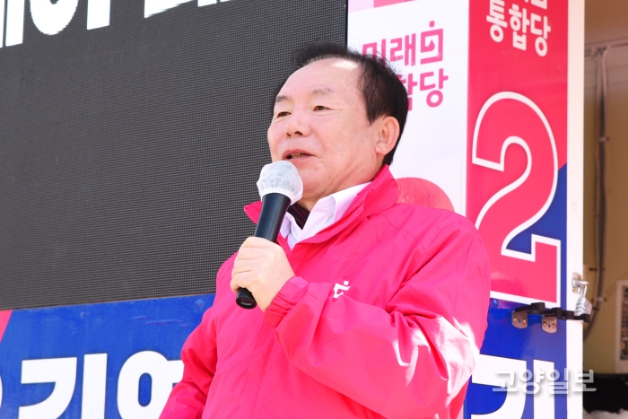 이인제 전 의원이 김영환 후보의 지원 유세를 벌였다.