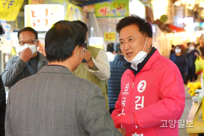 김영환 후보가 시민들과 인사하고 있다.