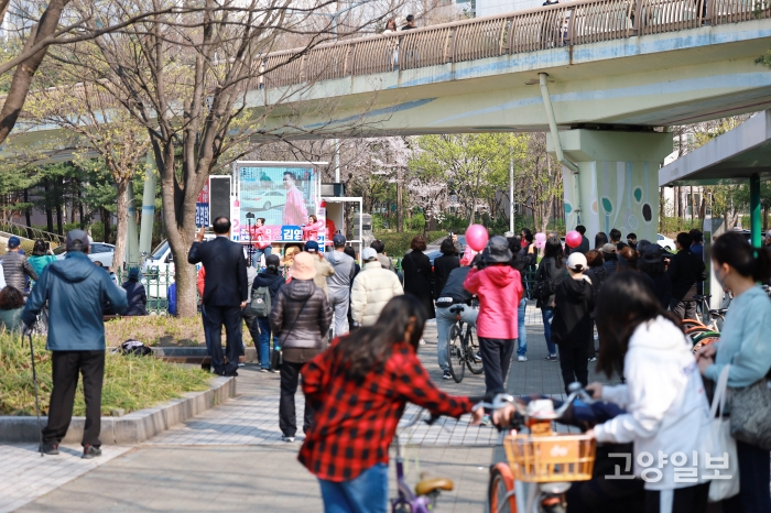 김영환 후보가 호수공원을 찾은 시민들에게 지지를 호소하고 있다.