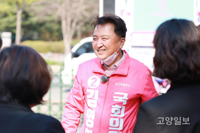 김영환 후보가 시민들에게 인사를 하고 있다.