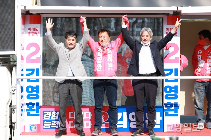 강현석 전 시장과 이동환 전 시장 후보가 김영환 후보와 선거 필승을 다짐하고 있다.