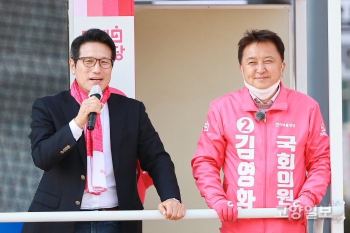 정병국 의원이 김영환 후보의 지원 유세에 나섰다.