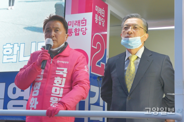 김영환 후보를 지원하기 위해 이한준 전 경기도시공사 사장이 유세차에 올랐다.