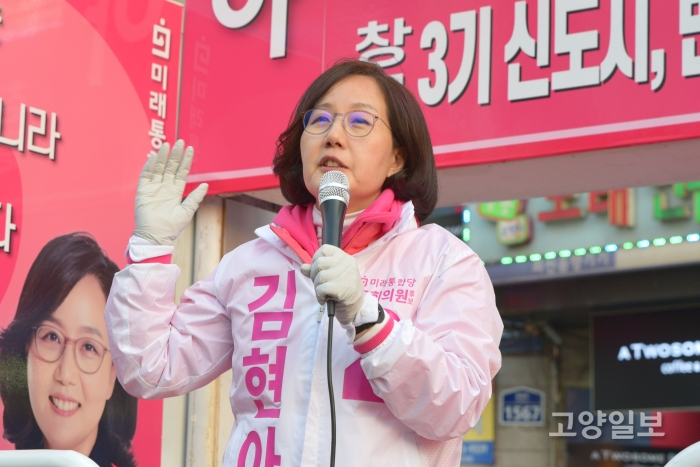 김현아 후보가 대화역에서 마지막 선거운동을 하고 있다.