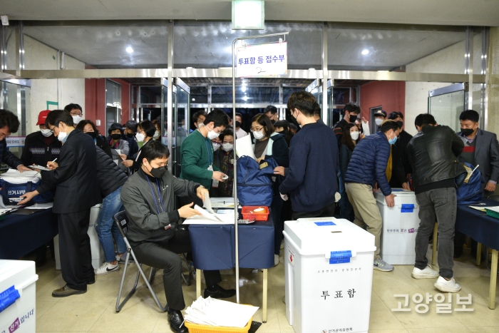 투표관리관들이 개표소로 들어온 투표함을 접수하고 있다.