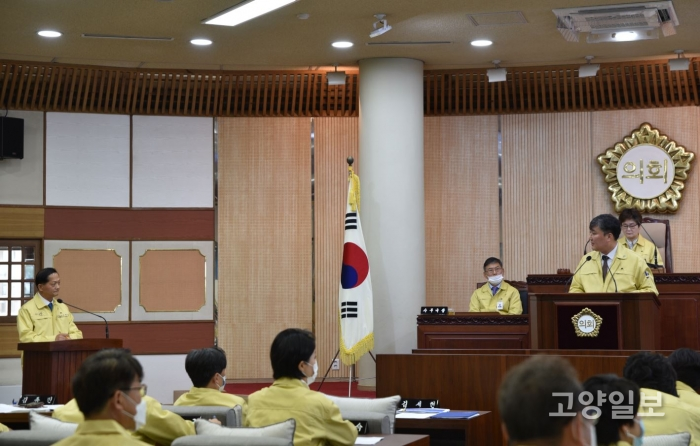 김서현 의원이 4일 고양시 신청사 관련 시정 질문을 하고 있다.