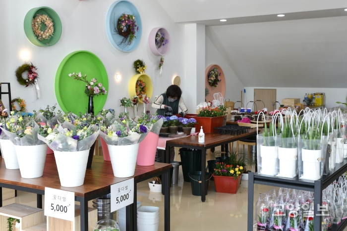 ‘플라워 북카페’ 1층에 운영되는 꽃집