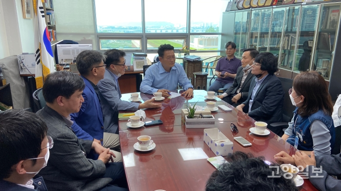 고양시공공노동조합협의회가 송영길 의원과 노동과 통일을 주제로 간담회를 가졌다.