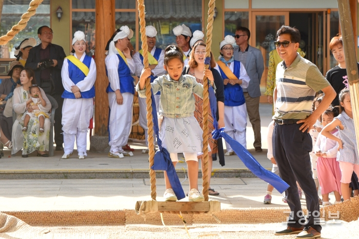 고양문화원이 매년 6월에 개최하는 '고양오월단오제'에서 어린이가 전통그네를 타고 있다.