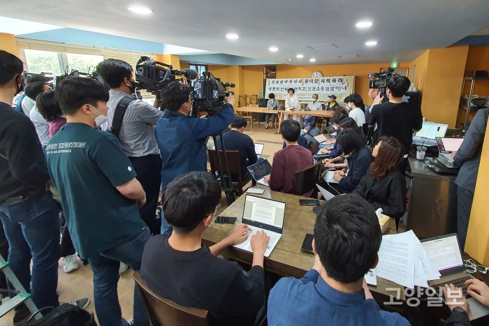 서울에서 상당히 먼 거리인 강화도에서 기자회견이 진행됐음에도 방송사, 중요 신문사 등의 언론 반응이 뜨거웠다.