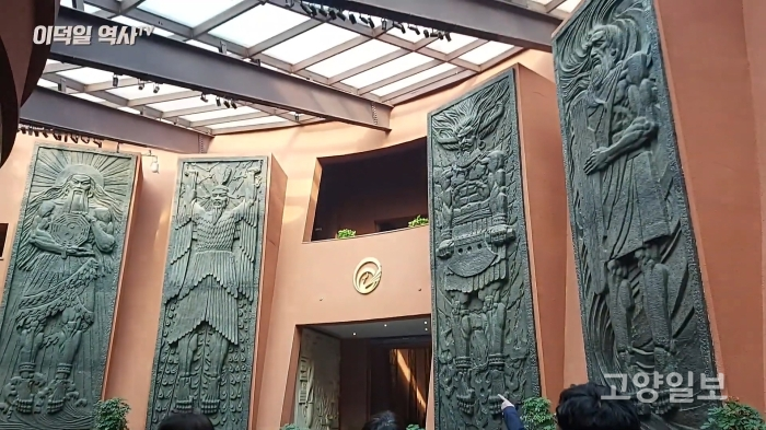 동이문화박물관에 입구에 위치한 네 명의 군주