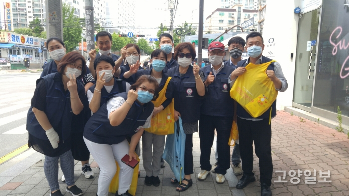 일산2동 지역사회보장협의체 위원들이 일산시장 일대에서 복지사각지대 발굴 캠페인을 진행했다.
