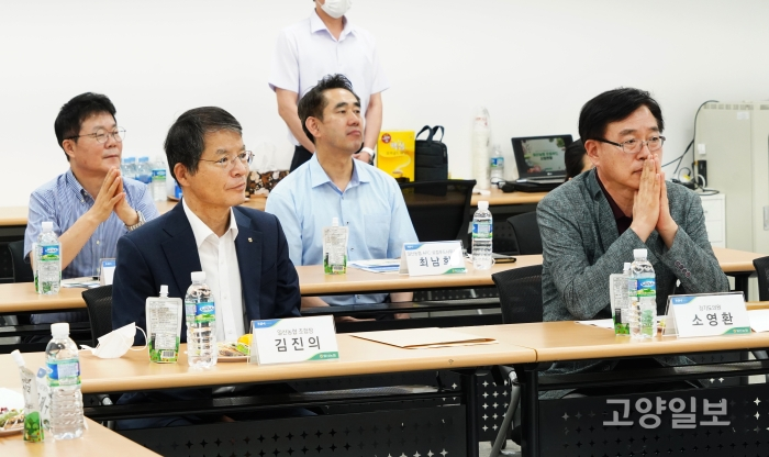 김진의 조합장과 소영환 도의원이 로컬푸드직매장 운영 사례 발표를 보고 있다.
