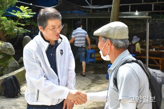 김진의 일산농협 조합장이 산행에 참석한 회원들과 반갑게 인사하고 있다.
