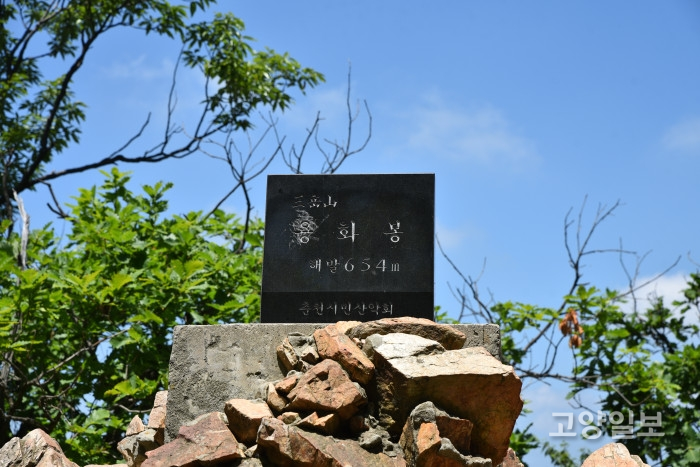 삼학산 정산인 용화봉(654m)
