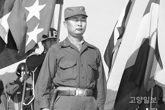 1953년 한국에 주둔하고 미국 군대를 사열하고 있는 백선엽 장군