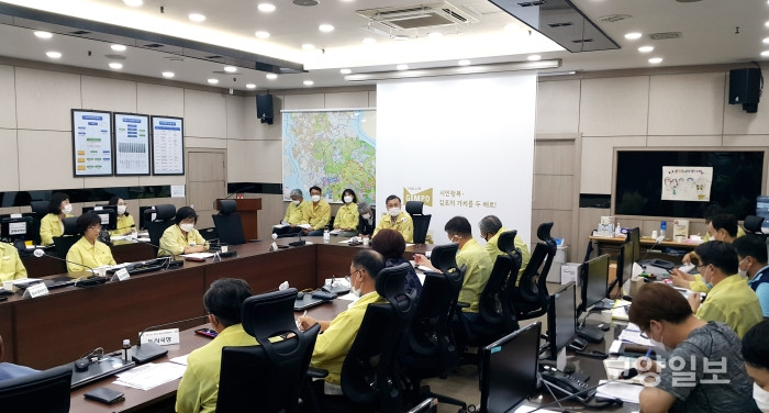 정하영 김포시장은 15일 재난안전대책본부 긴급 점검회의를 열어 각종 공공시설의 운영을 2주간 중단하기로 했다.