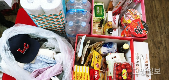 율천동행정복지센터가 누완 산지와씨에게 긴급지원한 생필품과 식료품