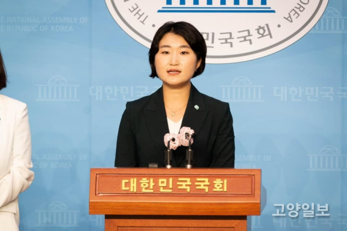 서울시장 보선 출마선언을 하는 신지혜 기본소득당 상임대표