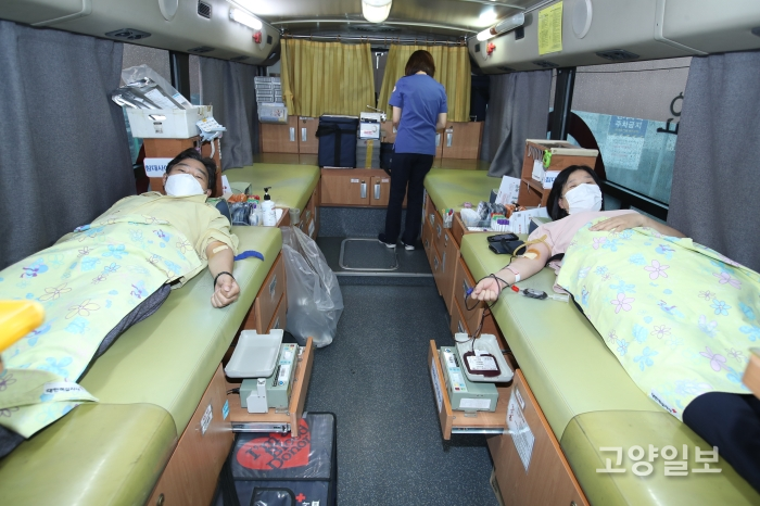 김운남 의원과 김미수 의원이 헌혈을 하고 있다.