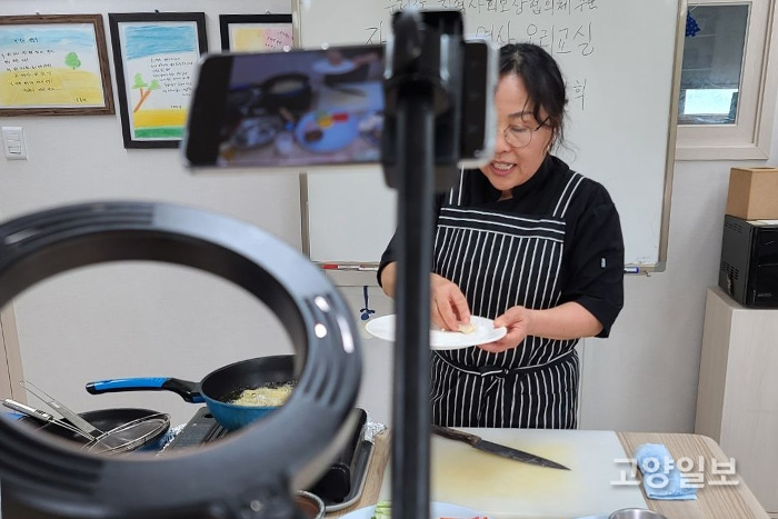 안경희 강사가 장단콩두부를 활용한 영상 요리교실을 진행하고 있다.