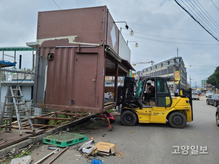 김포시 대곶면 행정복지센터는 이달 초 대명항 입구의 왕새우 판매용 불법 건축물 1동을 마을 상인들과 함께 정비했다
