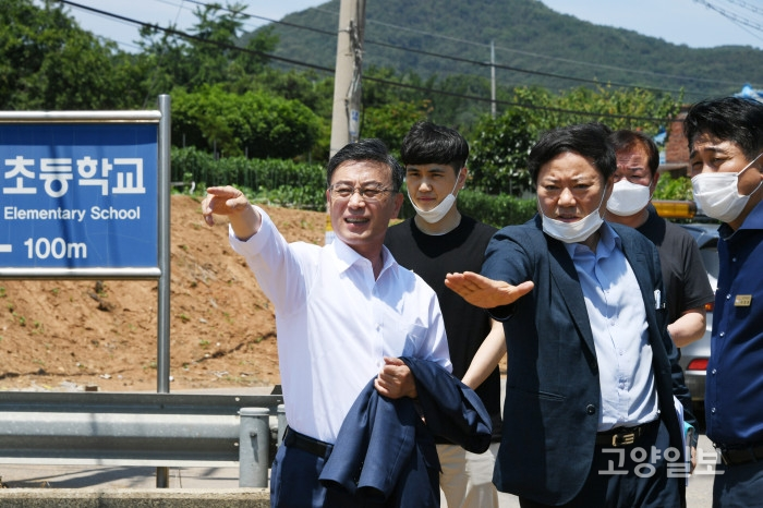정하영 김포시장이 통진읍에서 현장행정을 펼치고 있다. (좌측 첫번째가 정하영 시장)