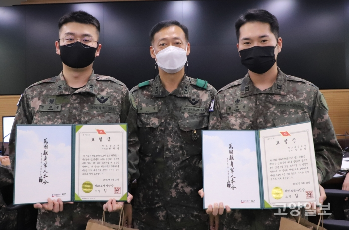 좌측부터 권희중 대위, 김권 사단장, 박한학 중사