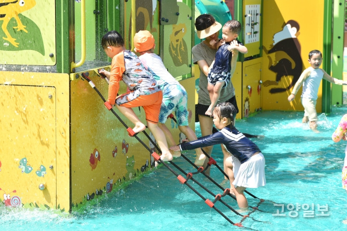 어린이들이 신나게 물놀이를 하고 있다. (완공된 중산근린공원 물놀이장 모습)