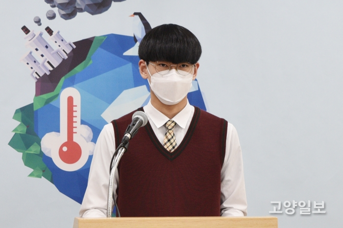 미래세대 대표로 참석한 김동영 학생이 기후위기 대책마련을 호소하고 있다.
