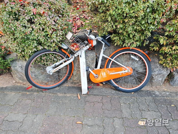 일산동구 중산동 한 아파트에 파손돼 버려진 피프틴 자전거